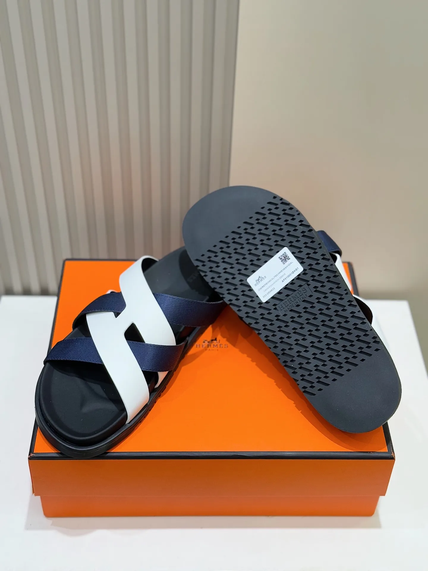 Batch 280 Hermes men's Kazimir slippers - top quality woven calfskin functional sandals, with interwoven uppers inspired by the "H" iconic pattern to create a casual look, perfect for summer. Imported cowhide + cowhide lining + rubber outsole Size: 38-44 (.45.46 customized)